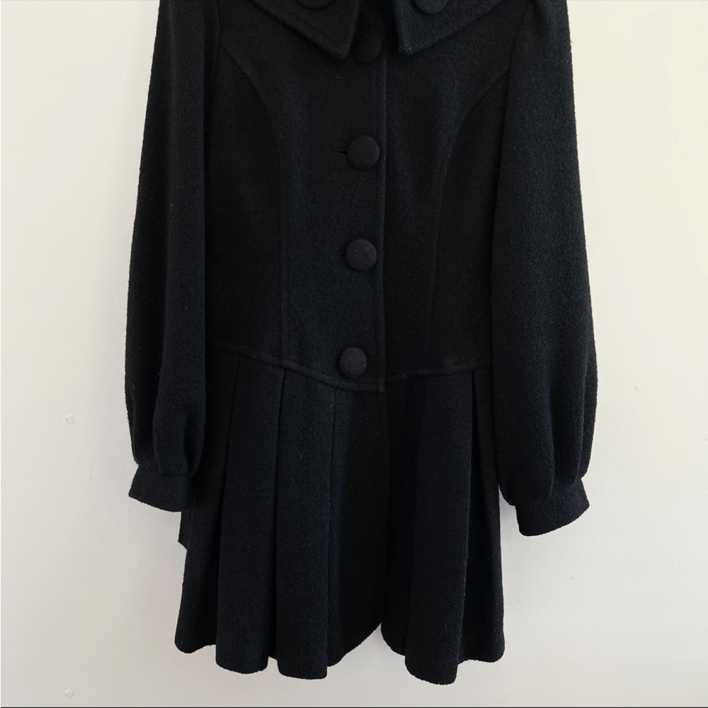 Chic Black Coat With Statement Collar - image 4